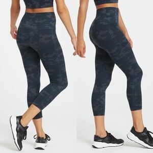Spanx Look at Me Now Seamless Cropped Leggings Black Gray Camo Size Small
